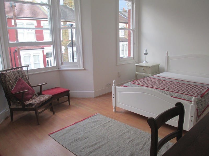 Photo 1: £890 Bright sunny room available now :)