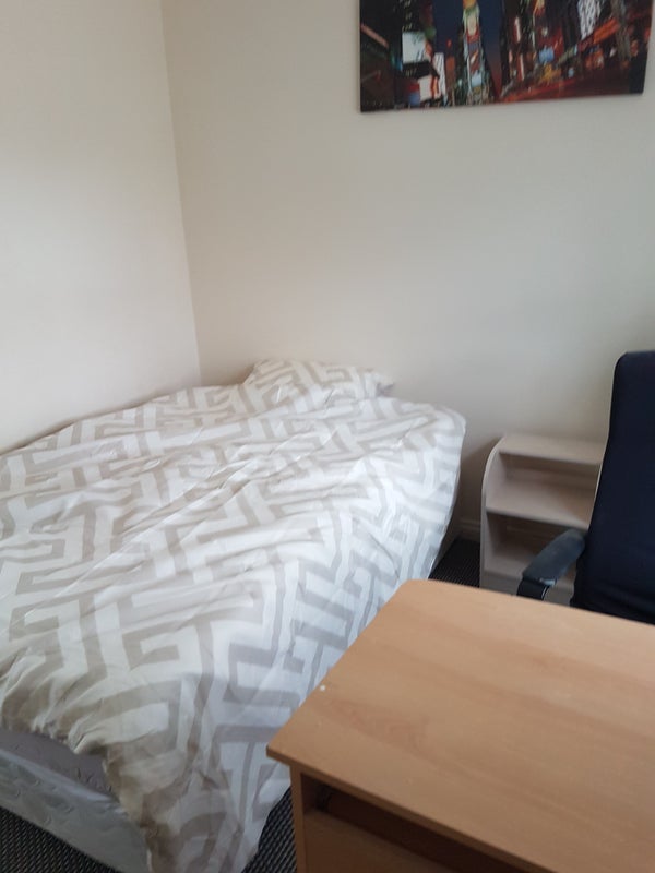 Photo 1: Double bedroom