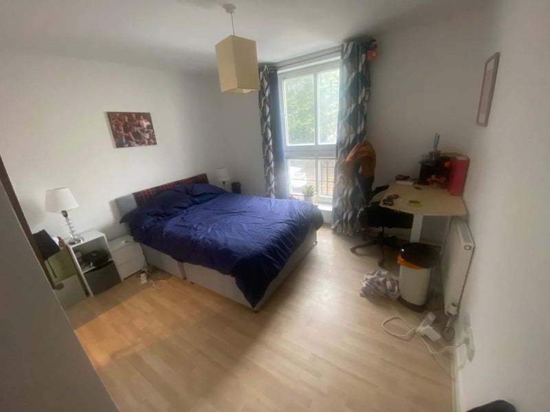 Photo 1: Lovely Large Ensuite double bedroom- with electric height adjustable desk!