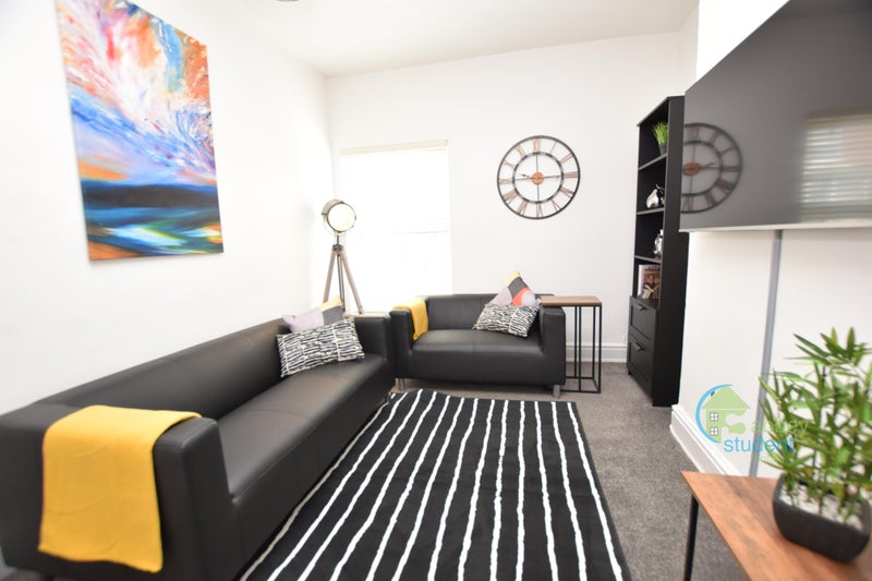 Photo 1: Lounge