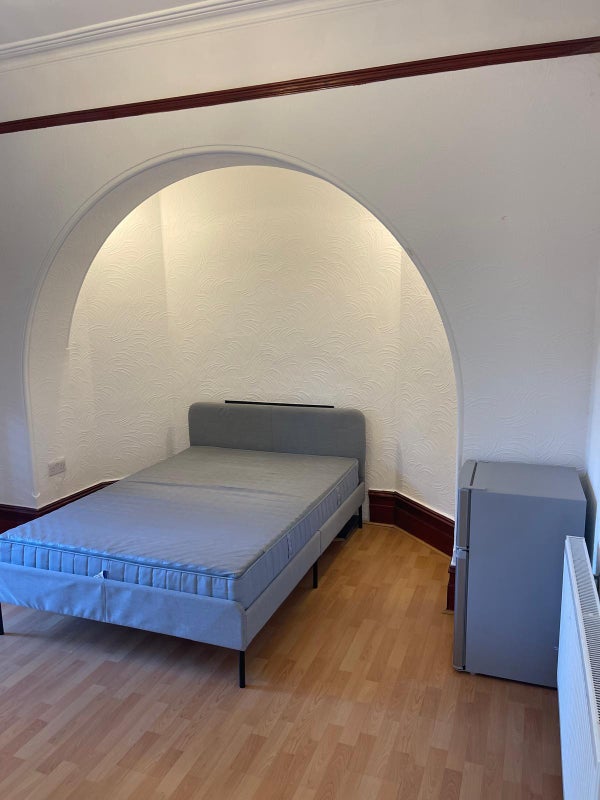 Photo 1: Double room bed