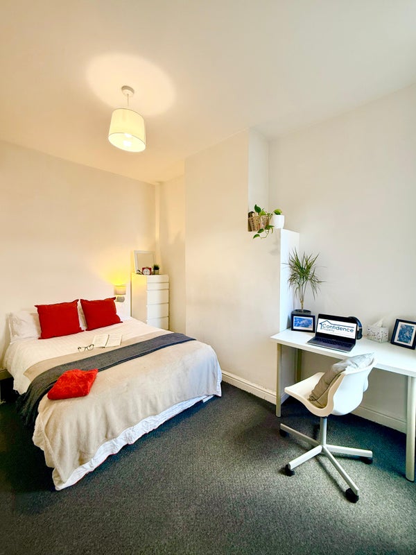 Photo 1: Room 2 Modern Double