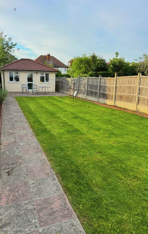 Photo 1: Garden 