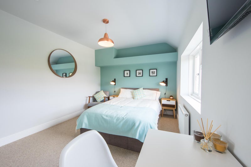 Photo 1: Room 4