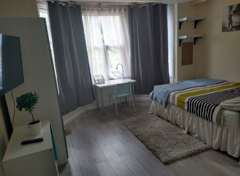 Photo 1: Large King double ensuite