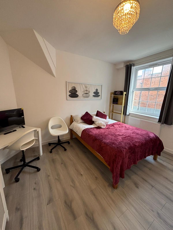 Photo 1: Bedroom