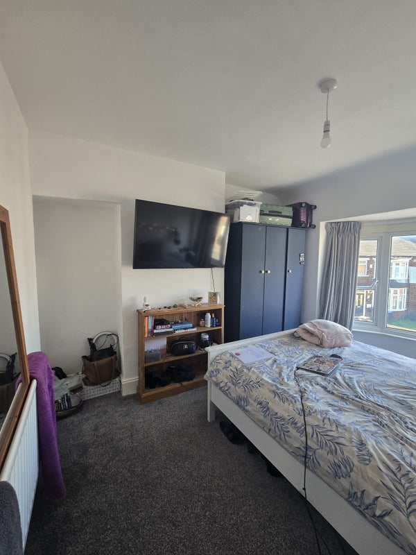 Photo 1: Bedroom