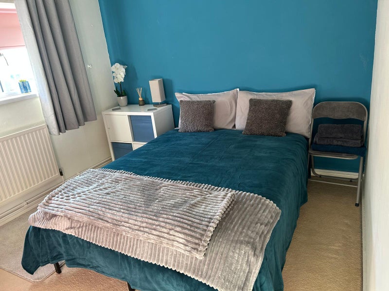 Photo 1: Double bedroom 