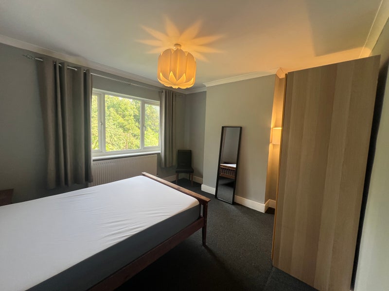 Photo 1: Spacious double 
