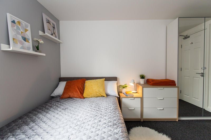 Photo 1: En Suite View 1 