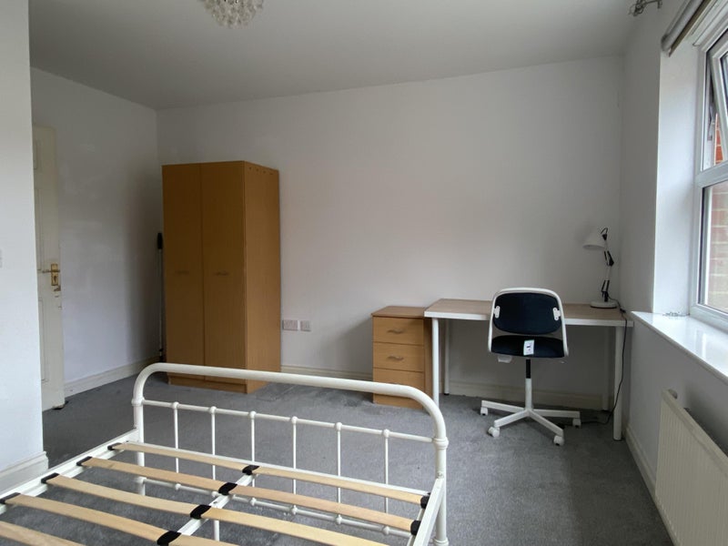 Photo 1: £685 room
