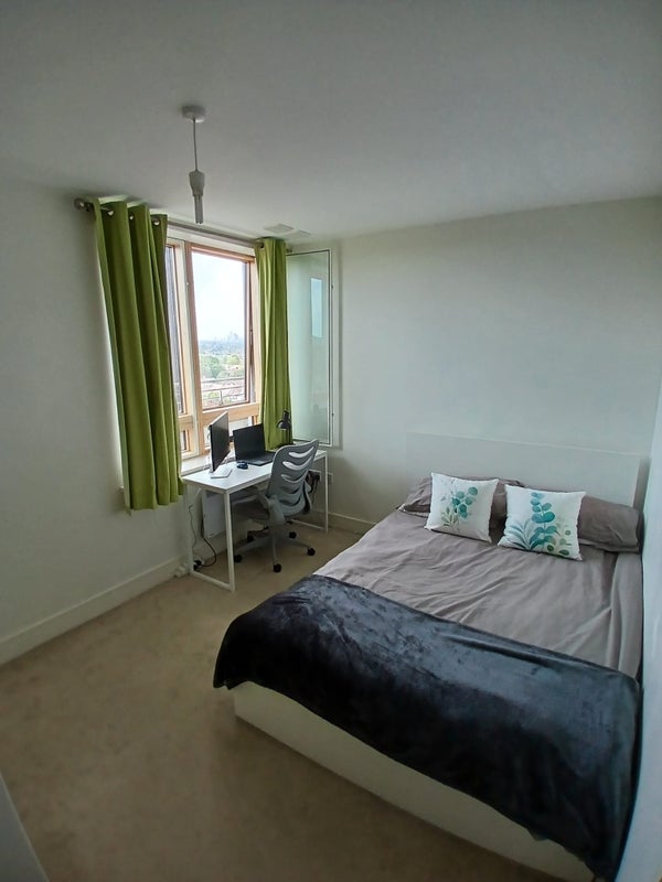 Photo 1: Main bedroom - double