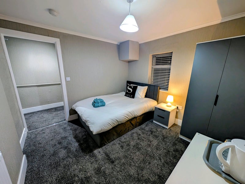 Photo 1: Room 2 - Lg Double En Suite £130 Per Week