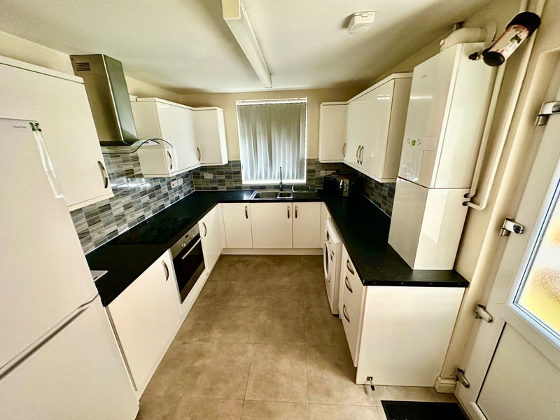 Photo 1: Shared kitchen 