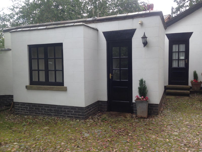 Photo 1: Own entrance