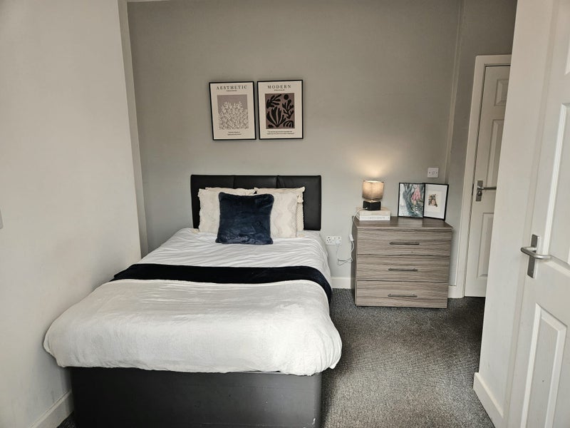Photo 1: Room 1 Bedroom