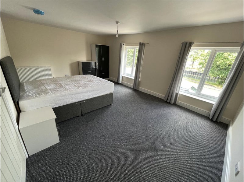 Photo 1: Room 4