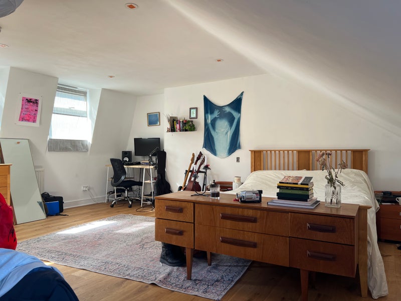 Photo 1: Ensuite room