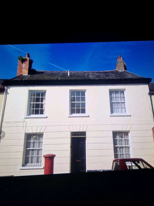 Photo 1: FRONT OF PROPERTY