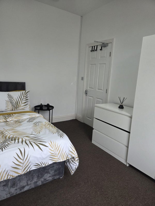 Photo 1: R2 7 Kensington Rd - 