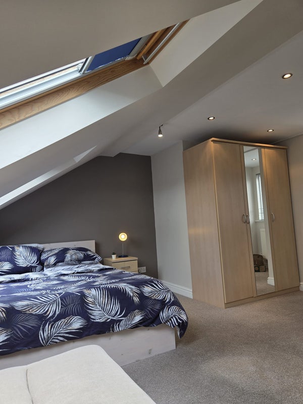 Photo 1: Room 5, 9 Myrtle Avenue with ensuite