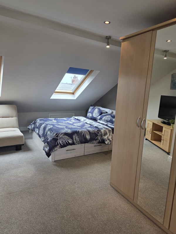 Photo 1: Room 5, 9 Myrtle Avenue with ensuite