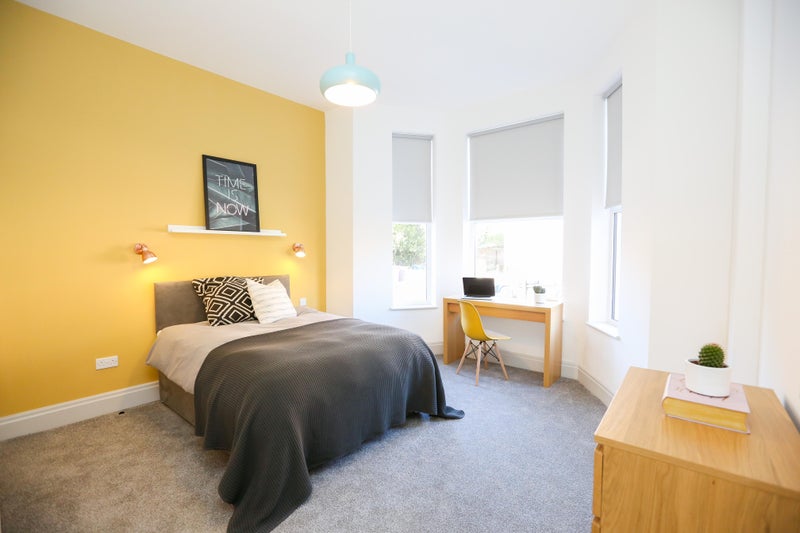 Photo 1: Bedroom 2