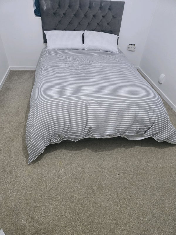 Photo 1: Double bed
