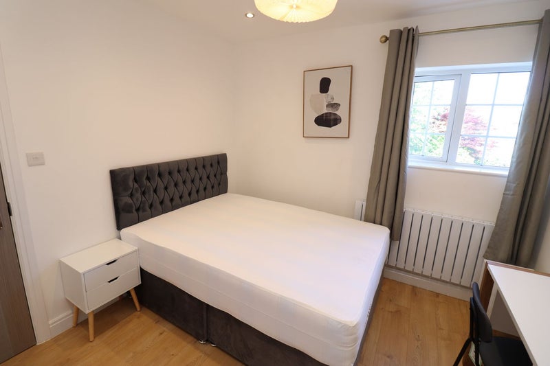Photo 1: room 1