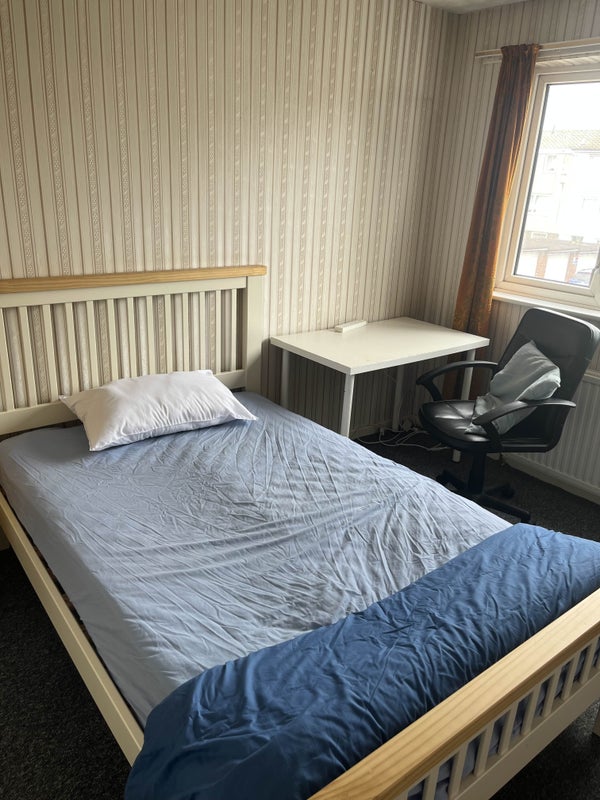 Photo 1: Bedroom, double bed and desk/chair