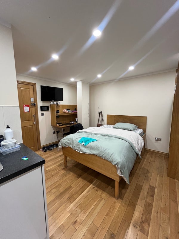 Photo 1: Double bed