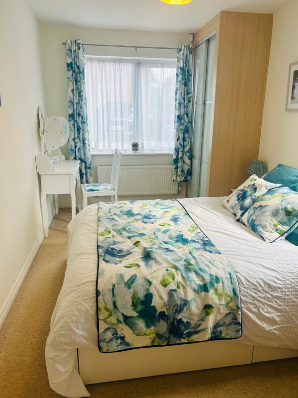 Photo 1: Bedroom