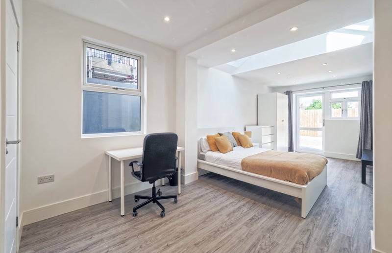 Photo 1: Bedroom
