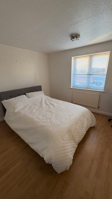 Photo 1: Bedroom