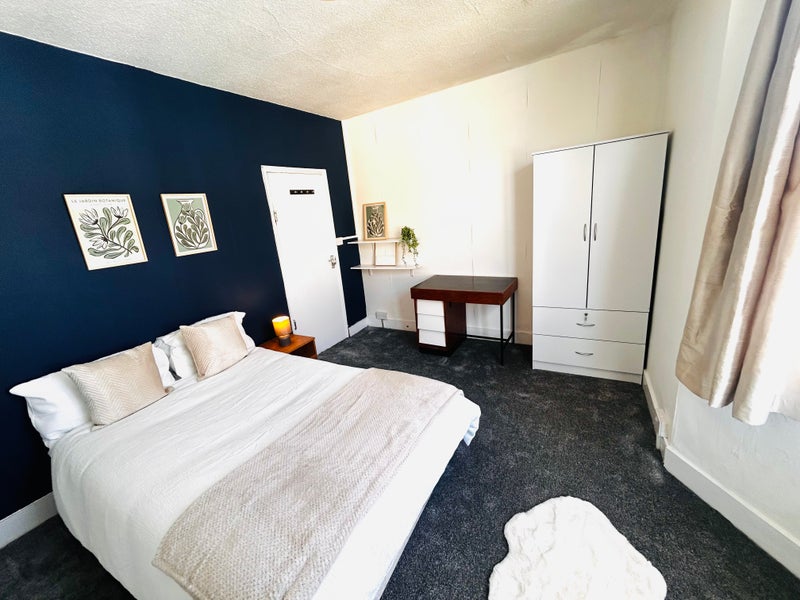 Photo 1: 1st double bedroom