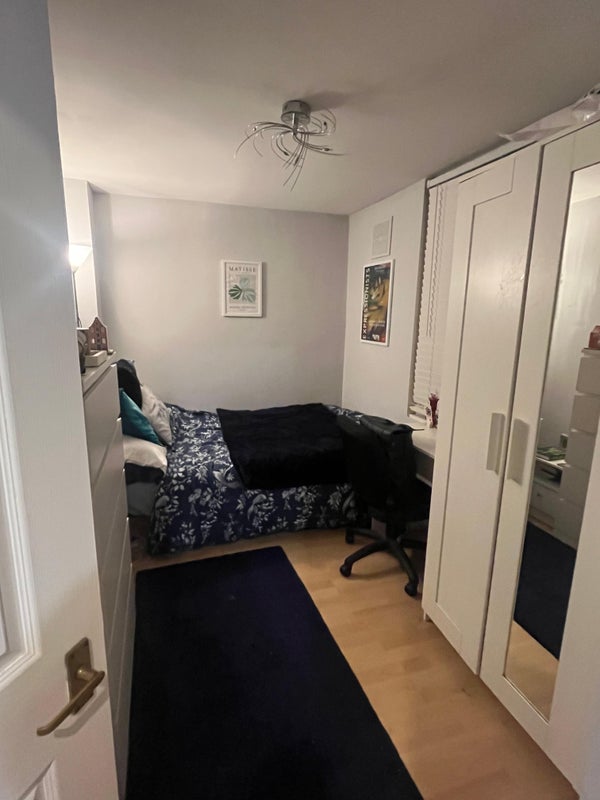 Photo 1: Bedroom