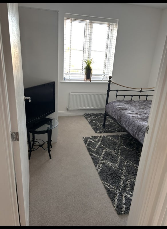 Photo 1: Bedroom
