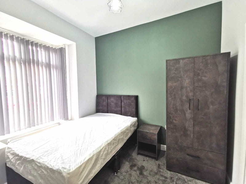 Photo 1: Room 1 En Suite