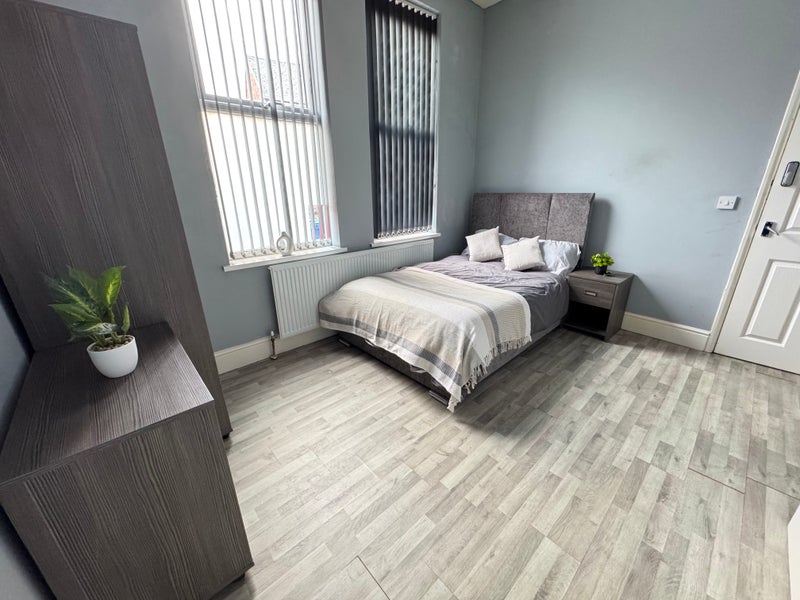 Photo 1: Room 1 