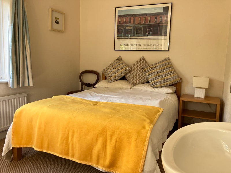 Photo 1: Bright spacious room