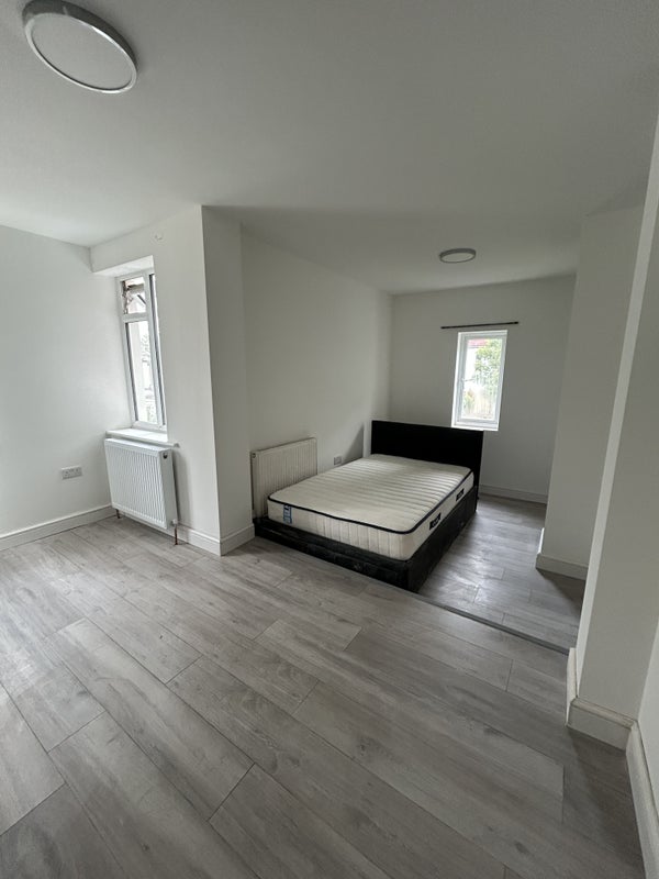 Photo 1: En-suite large double room 