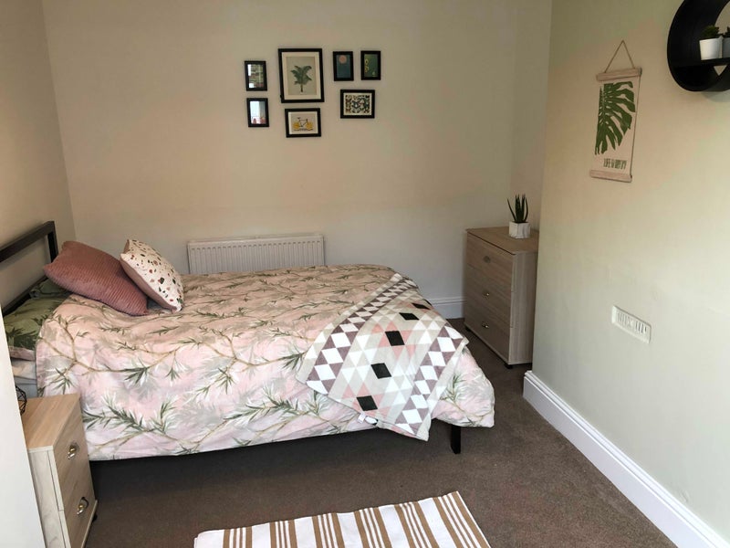 Photo 1: Room 1