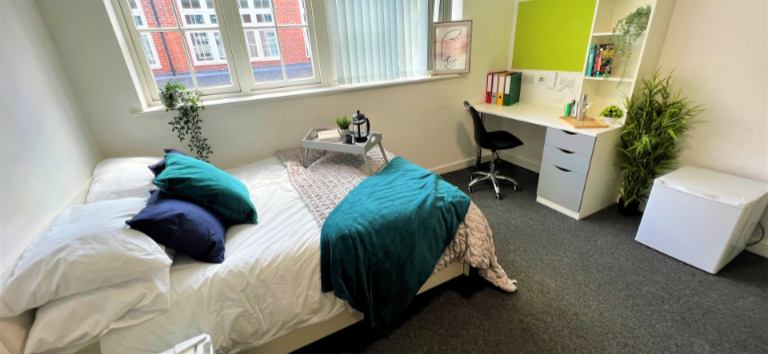 Photo 1: 3/4 Bed