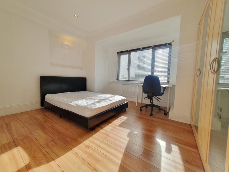 Photo 1: Ensuite Room 1