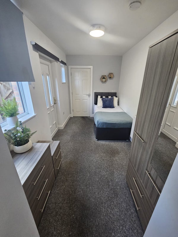 Photo 1: Room 2 Bedroom