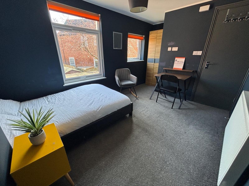 Photo 1: Room 4