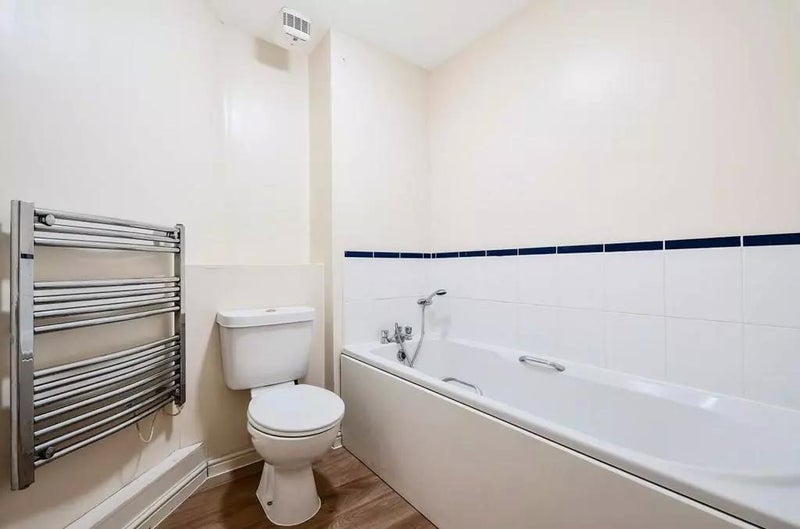 Photo 1: Bathroom (second angle)