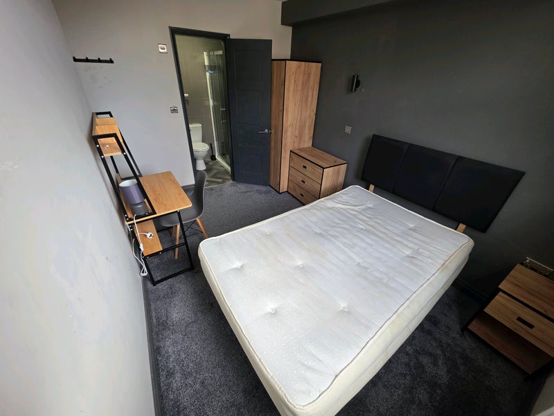 Photo 1: Ensuit Room £600/Month