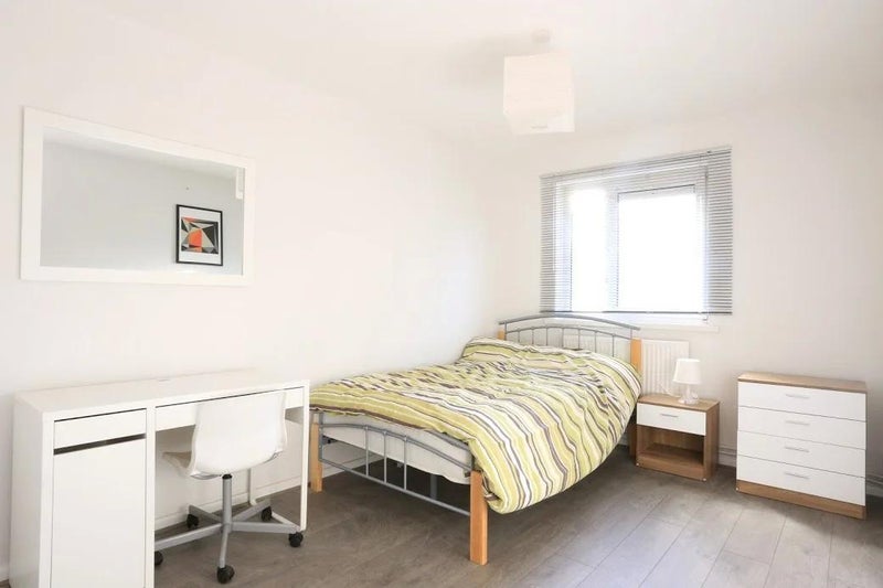 Photo 1: R 3, £03/10, £1130