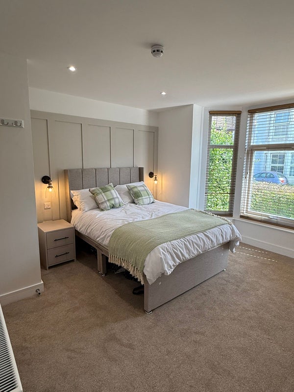Photo 1: Bedroom